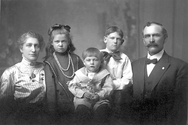 Otto and Augustina Leistiko and kids